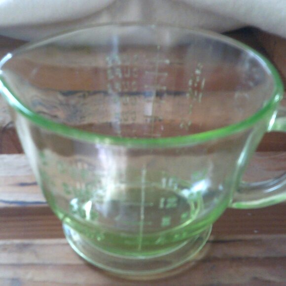 Vintage Green Uranium Depression Glass 2 Cup Measuring Mixing Bowl Pyrex Glows - Picture 1 of 7